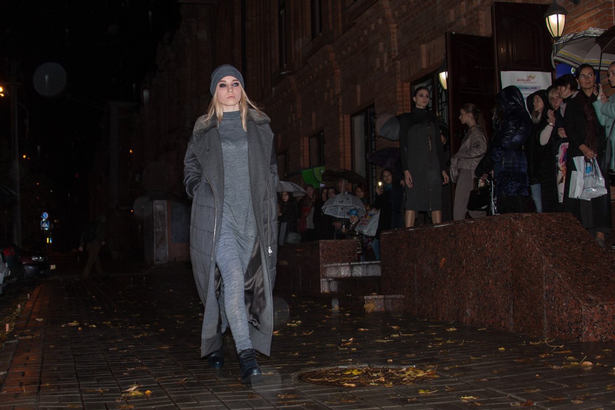 В центре Днепра прошел показ мод под дождем 11