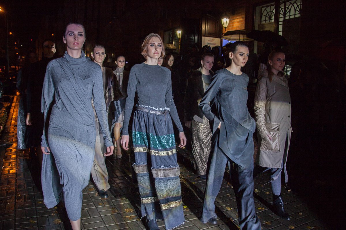 В центре Днепра прошел показ мод под дождем 12