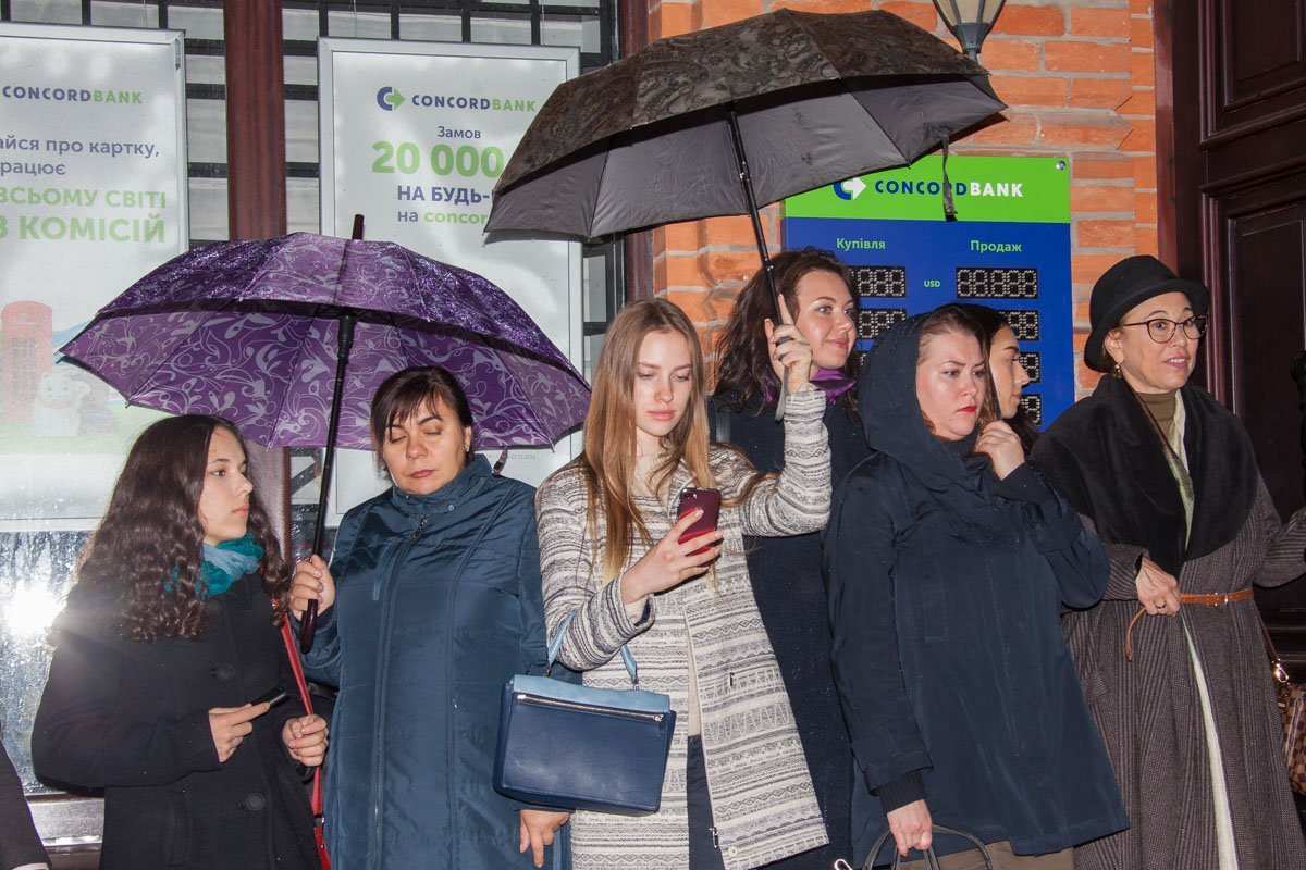 В центре Днепра прошел показ мод под дождем 14