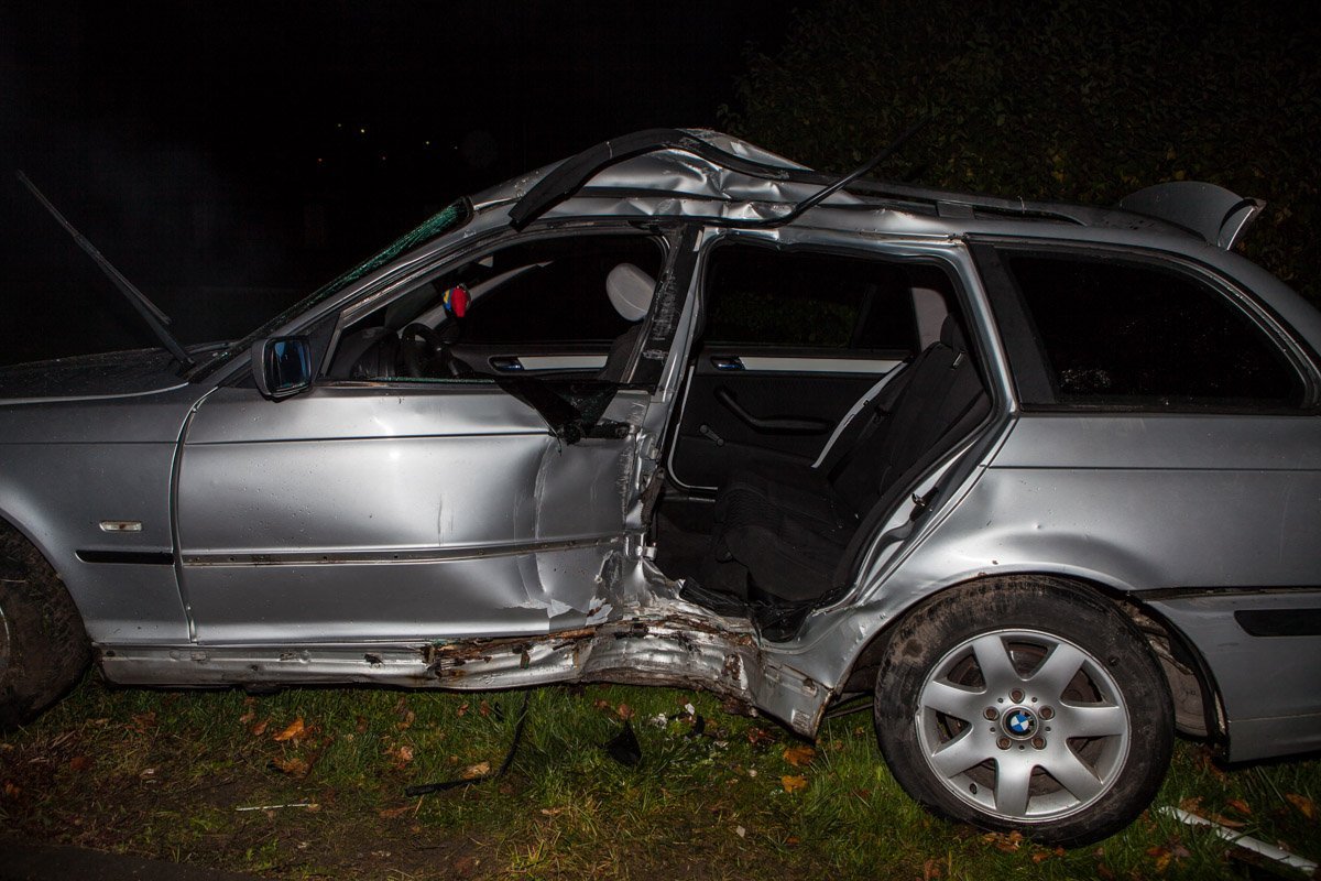 Под Мерефо-Херсонским мостом BMW врезался в столб: пострадавшую извлекали спасатели 1