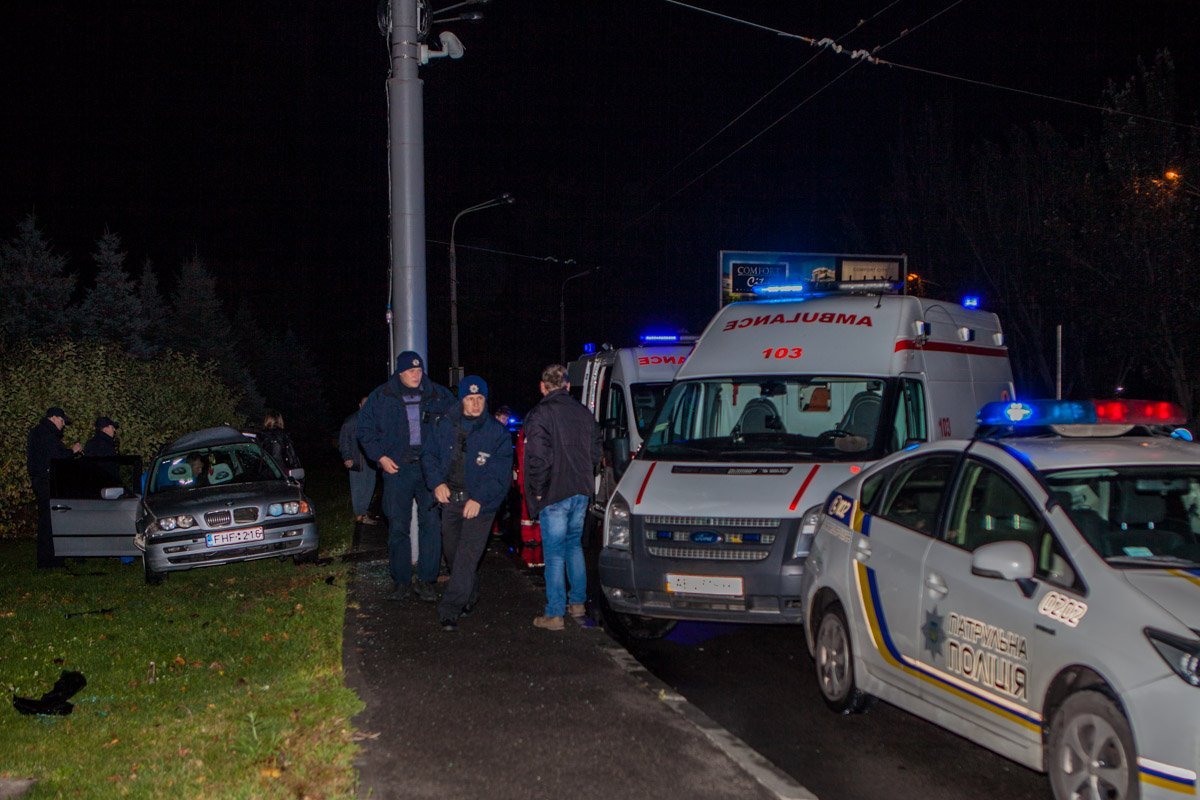 Под Мерефо-Херсонским мостом BMW врезался в столб: пострадавшую извлекали спасатели 2