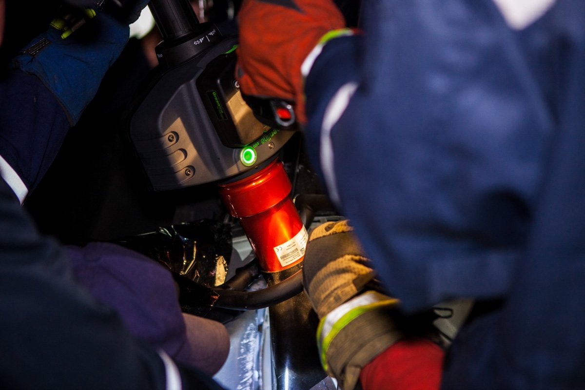 Под Мерефо-Херсонским мостом BMW врезался в столб: пострадавшую извлекали спасатели 3