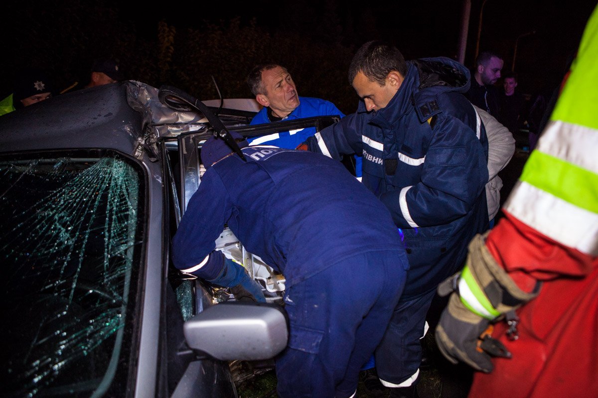 Под Мерефо-Херсонским мостом BMW врезался в столб: пострадавшую извлекали спасатели 4