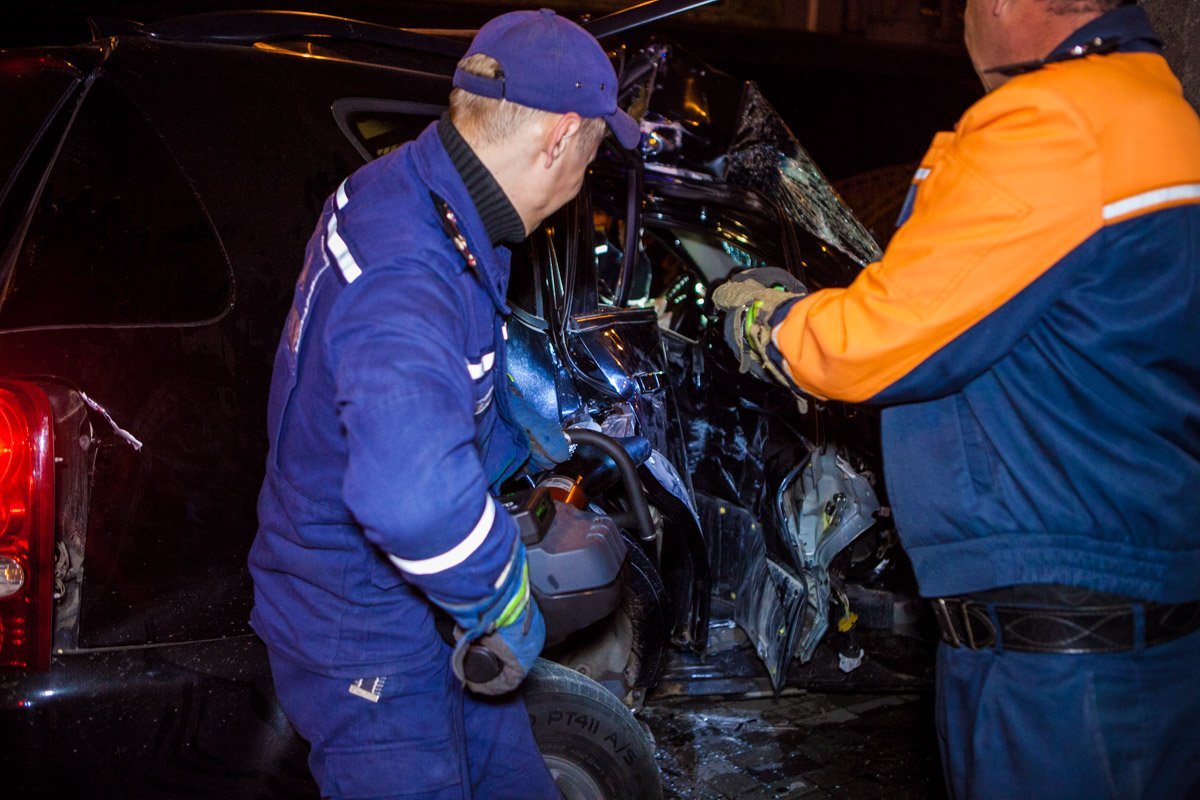 На Набережной SsangYong влетел в столб: водителя и пассажирку извлекали сотрудники ГСЧС 1