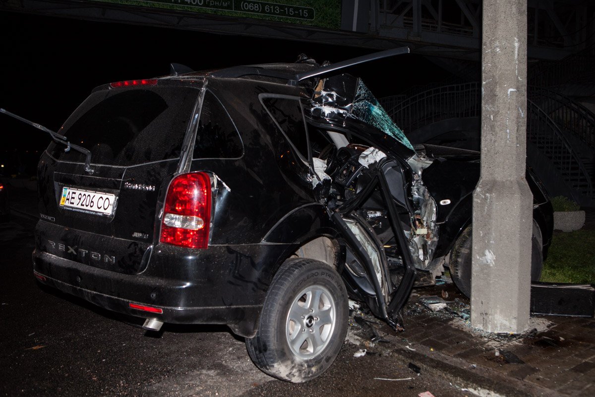 На Набережной SsangYong влетел в столб: водителя и пассажирку извлекали сотрудники ГСЧС 2