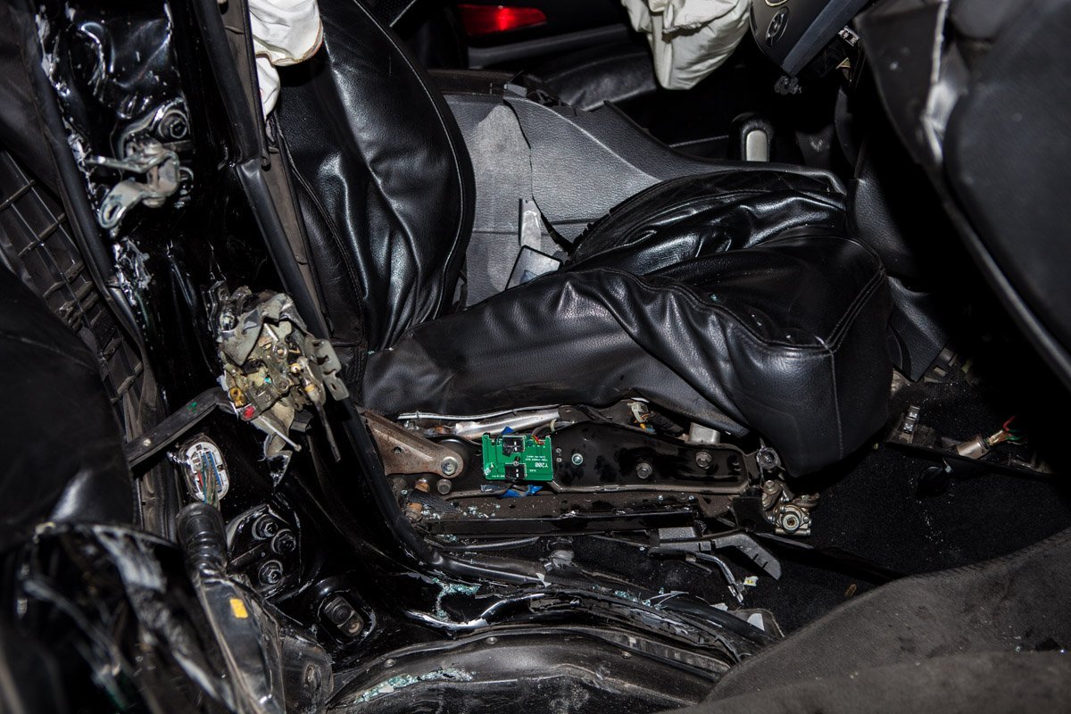 На Набережной SsangYong влетел в столб: водителя и пассажирку извлекали сотрудники ГСЧС 4