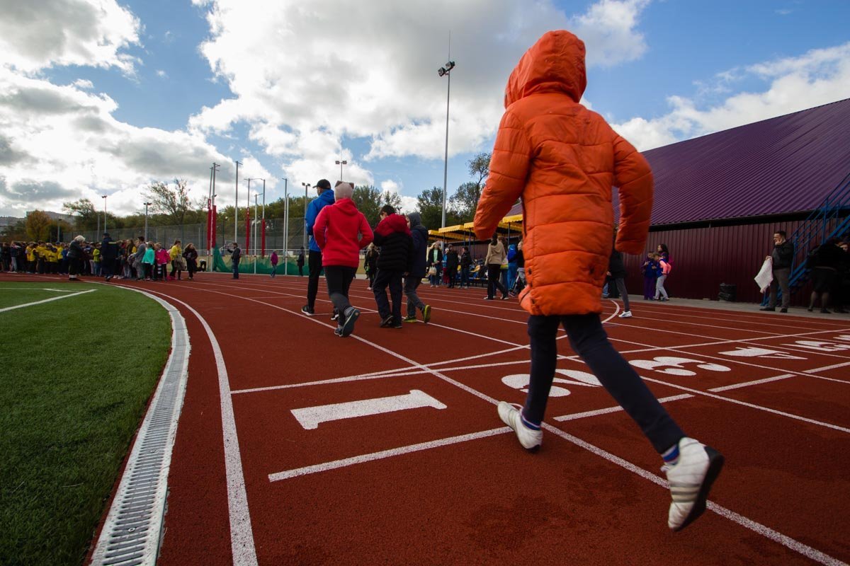 Путь к Олимпу: на стадионе "Трудовые резервы" прошли соревнования по легкой атлетике для школьников 1