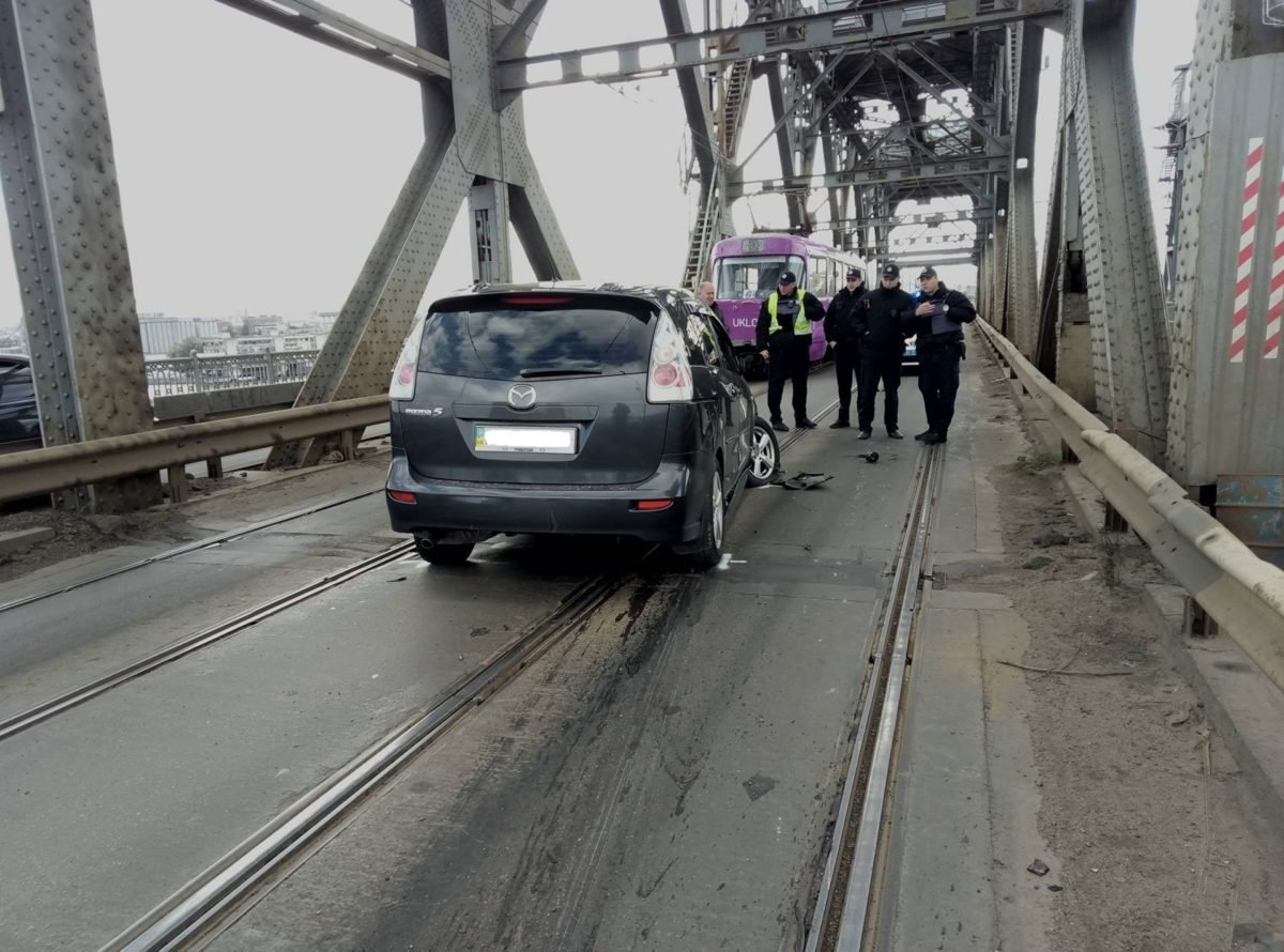 На Старом мосту Mazda с детьми влетела в отбойник: образовалась пробка 1