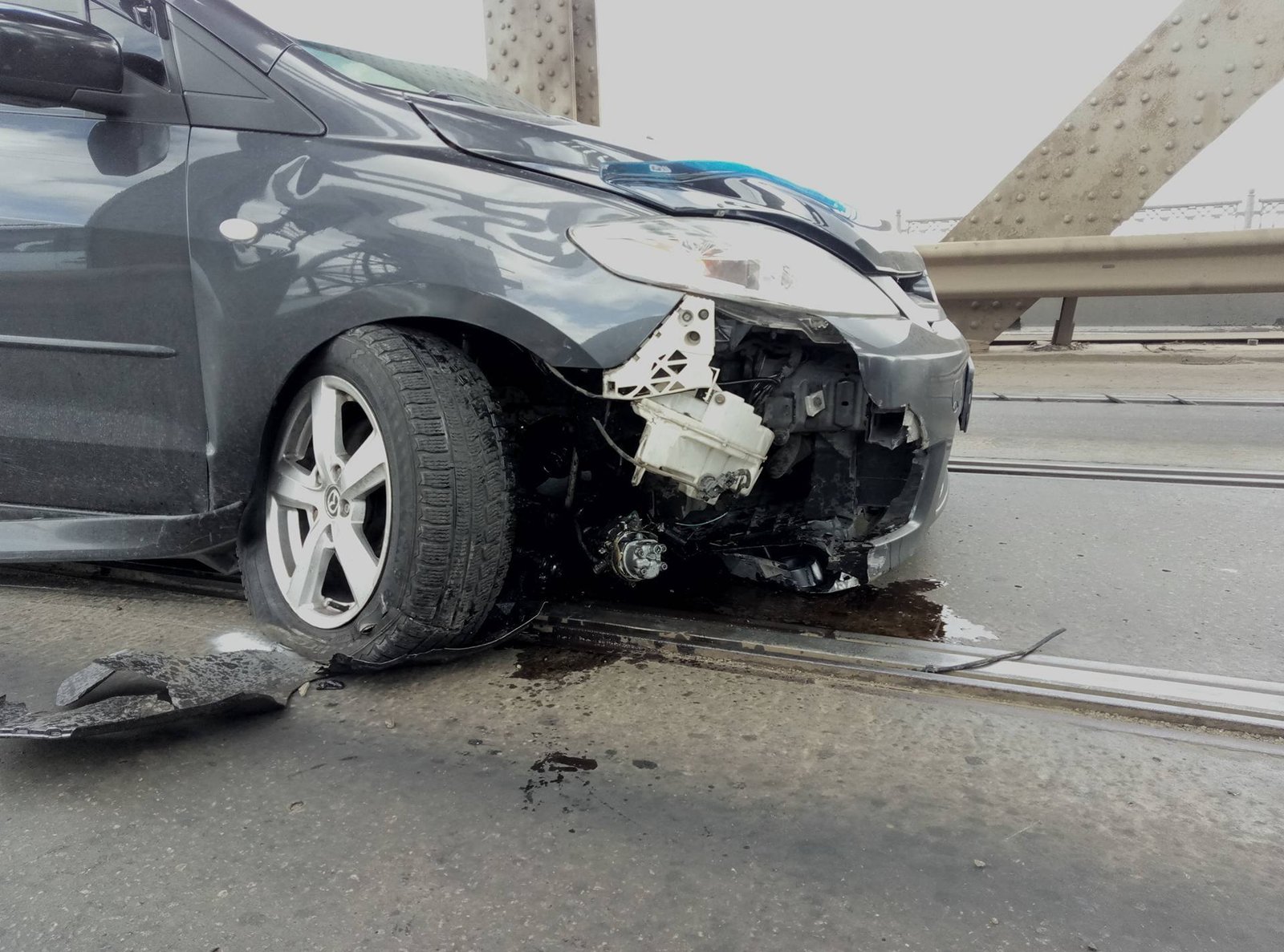 На Старом мосту Mazda с детьми влетела в отбойник: образовалась пробка 2