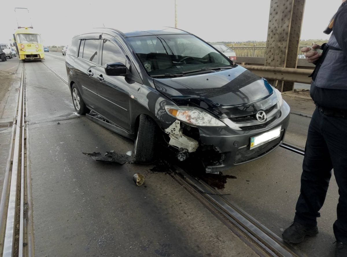 На Старом мосту Mazda с детьми влетела в отбойник: образовалась пробка 3
