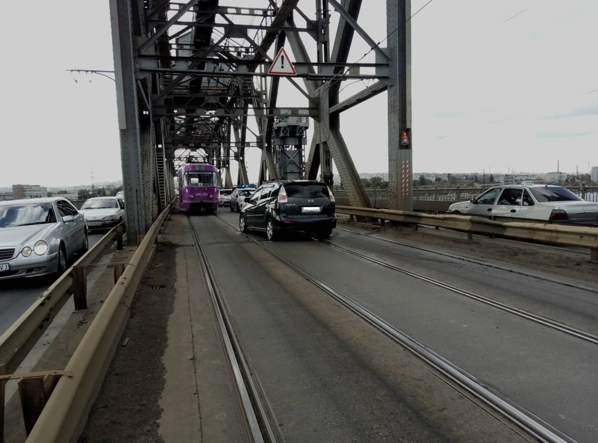 На Старом мосту Mazda с детьми влетела в отбойник: образовалась пробка 4