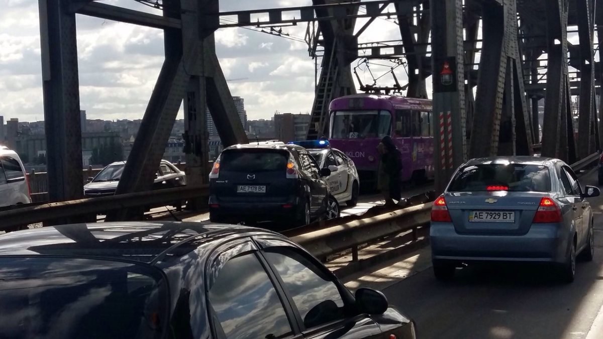 На Старом мосту Mazda с детьми влетела в отбойник: образовалась пробка 5