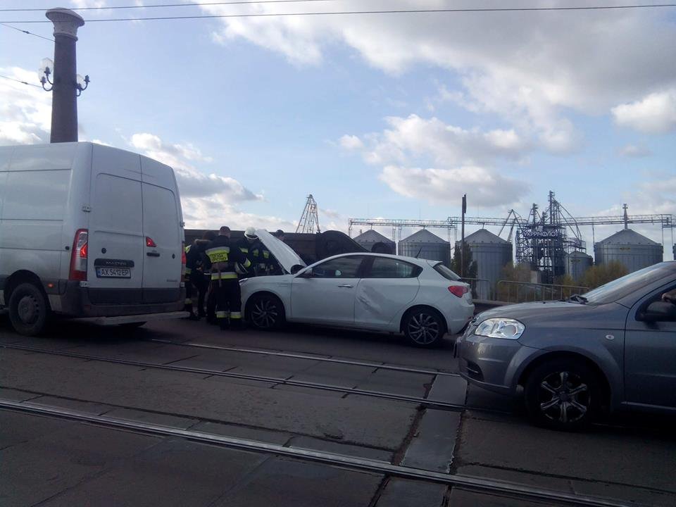 На Старом мосту Mazda с детьми влетела в отбойник: образовалась пробка 6