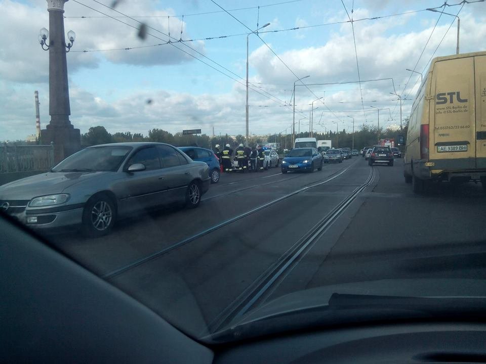 На Старом мосту Mazda с детьми влетела в отбойник: образовалась пробка 7