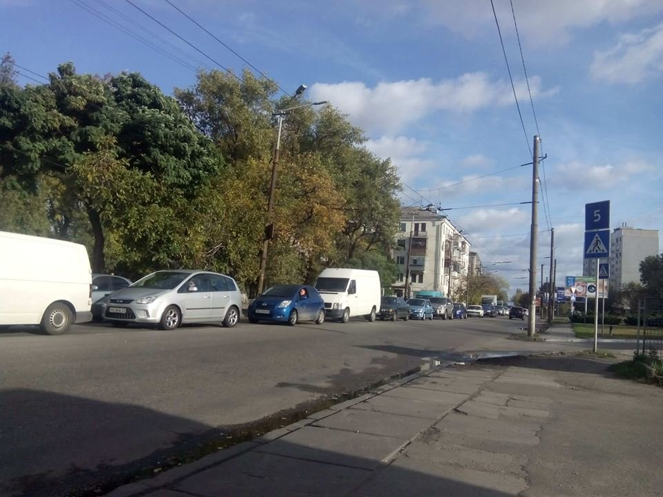 На Старом мосту Mazda с детьми влетела в отбойник: образовалась пробка 8