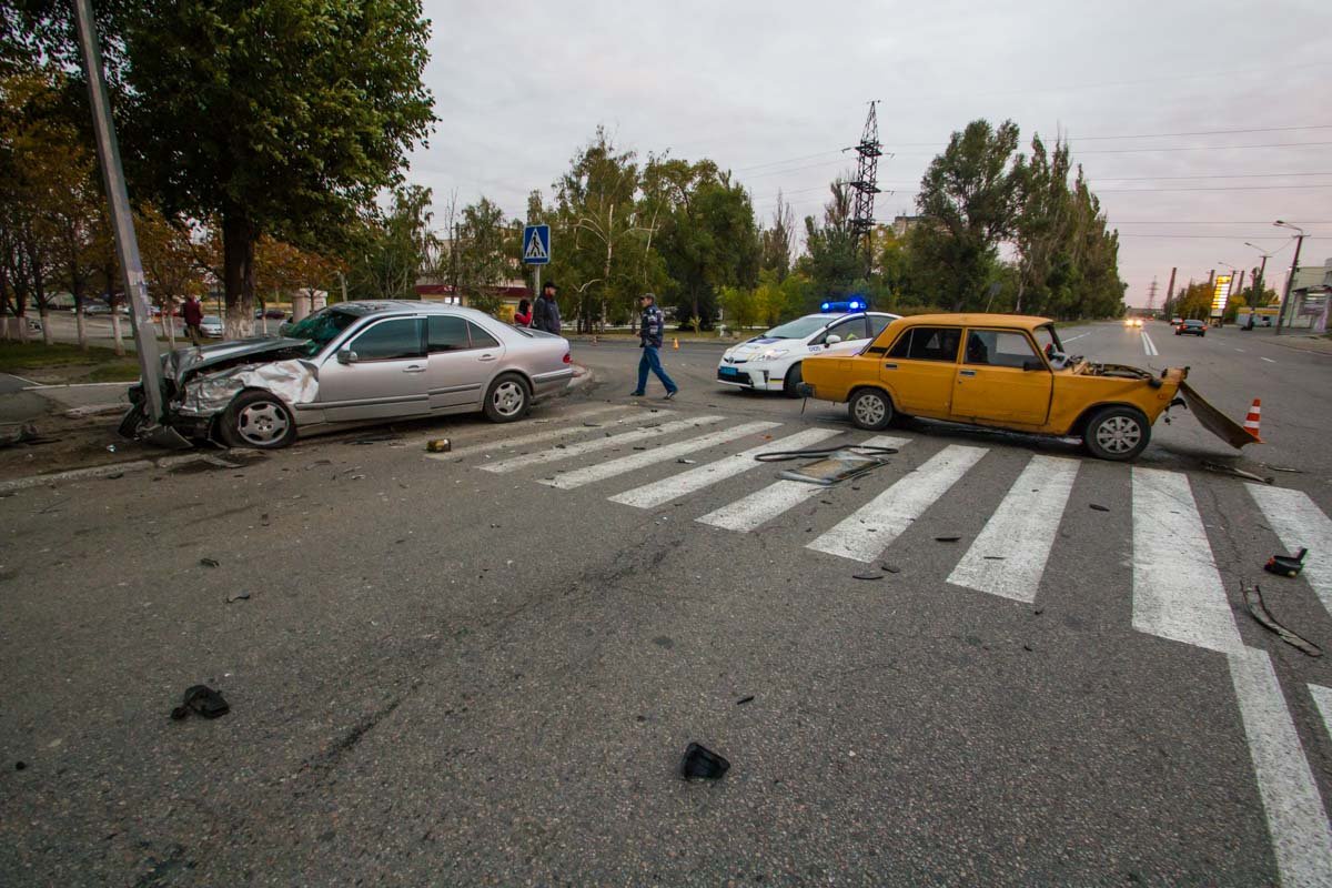На улице Журналистов столкнулись Mercedes и ВАЗ: есть пострадавшие 1