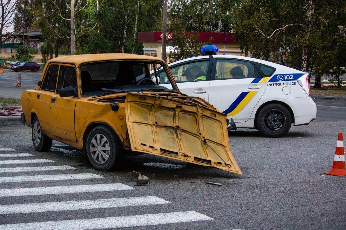 На улице Журналистов столкнулись Mercedes и ВАЗ: есть пострадавшие 2