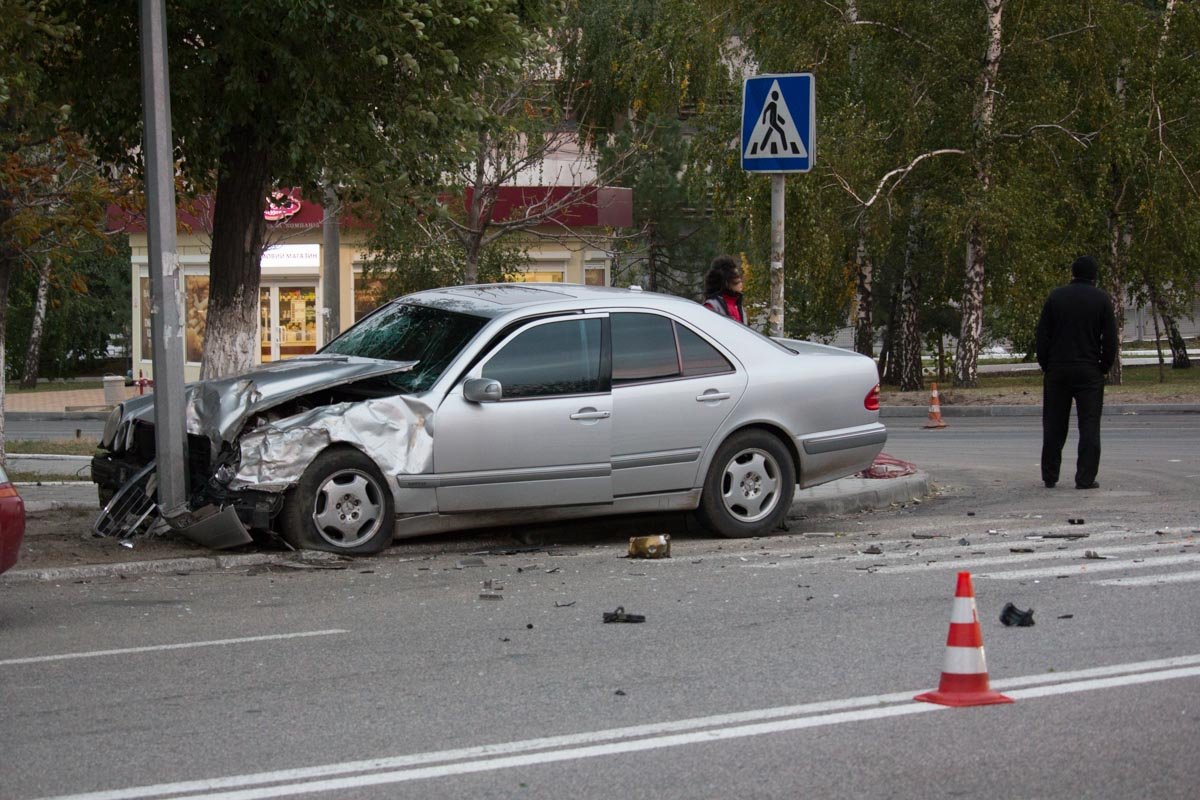 На улице Журналистов столкнулись Mercedes и ВАЗ: есть пострадавшие 3
