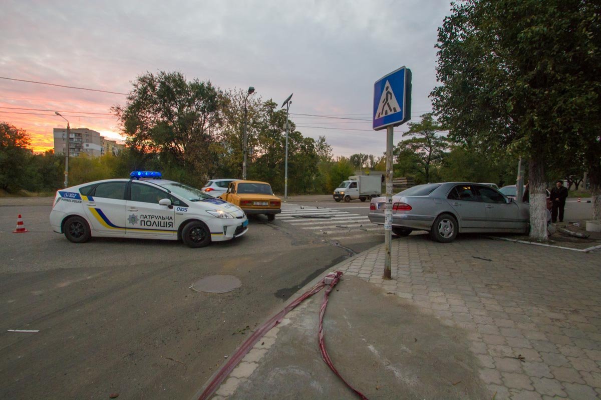 На улице Журналистов столкнулись Mercedes и ВАЗ: есть пострадавшие 4