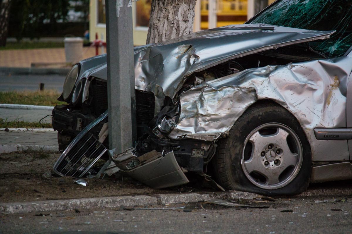 На улице Журналистов столкнулись Mercedes и ВАЗ: есть пострадавшие 5