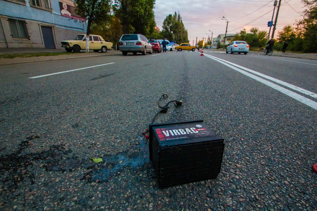 На улице Журналистов столкнулись Mercedes и ВАЗ: есть пострадавшие 6