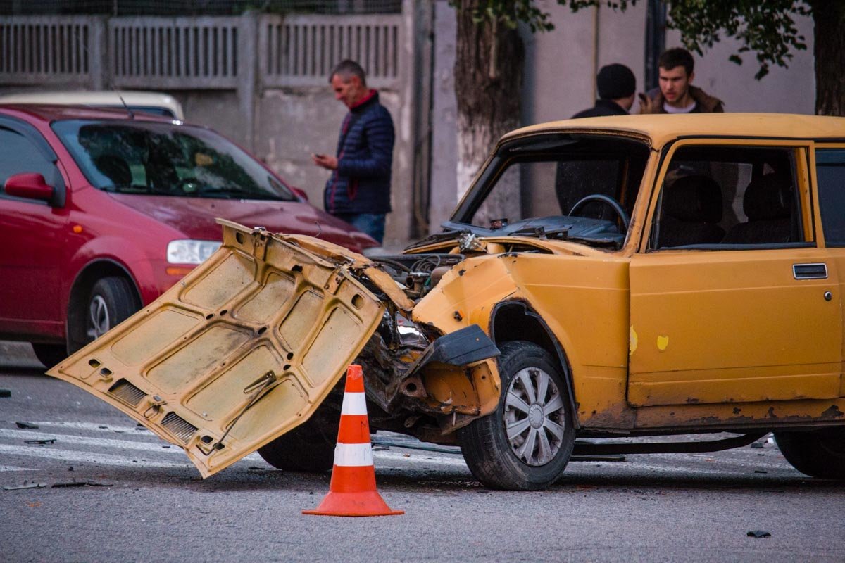 На улице Журналистов столкнулись Mercedes и ВАЗ: есть пострадавшие 7