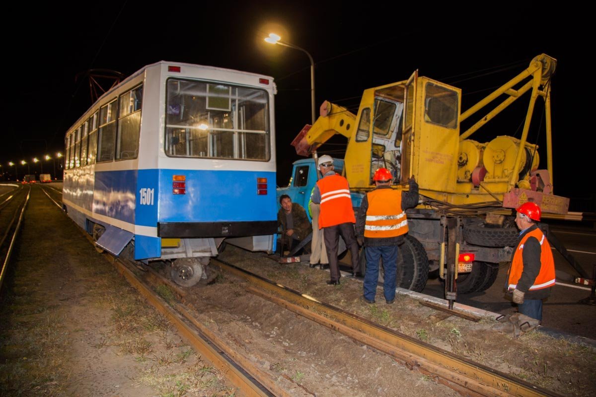 На Кайдакском мосту сломался трамвай: сорвало мотор 1