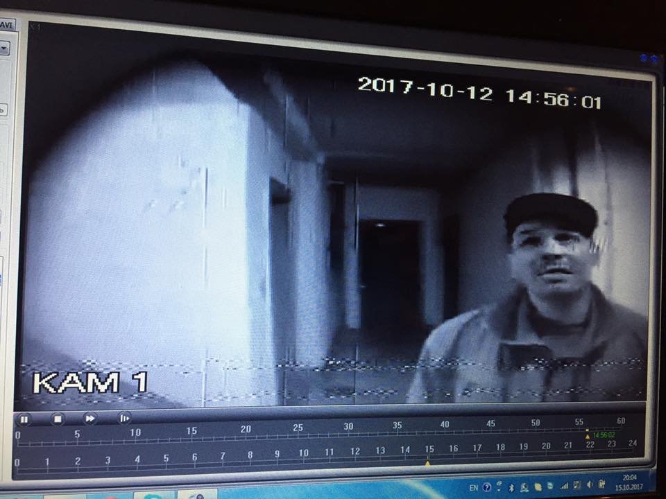 На ж/м Победа-6 мужчина пытался вскрыть кладовую, а стал звездой интернета 1