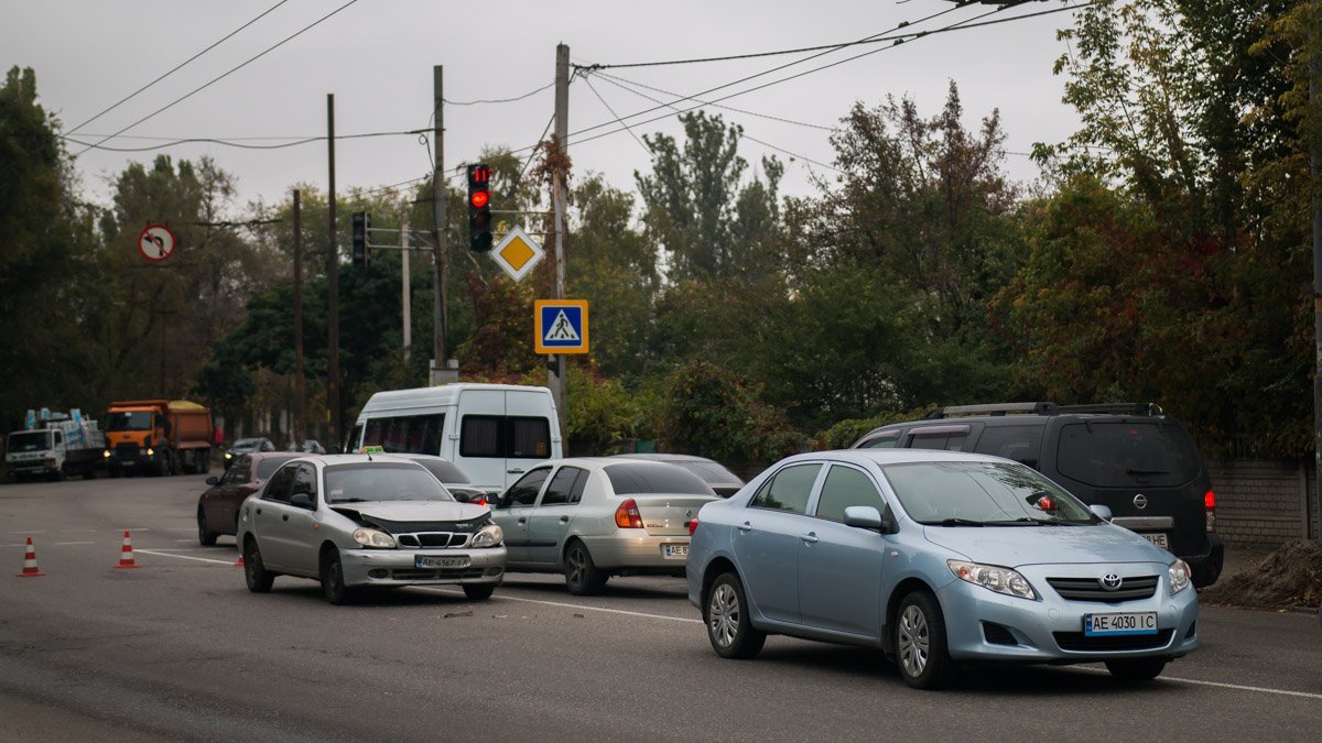 На Мануйловском проспекте столкнулись две машины: пострадала девушка 2