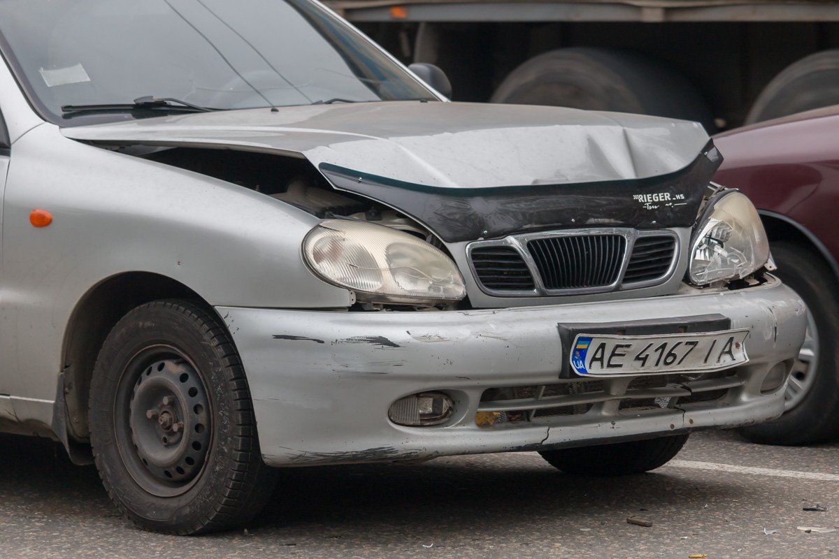 На Мануйловском проспекте столкнулись две машины: пострадала девушка 3