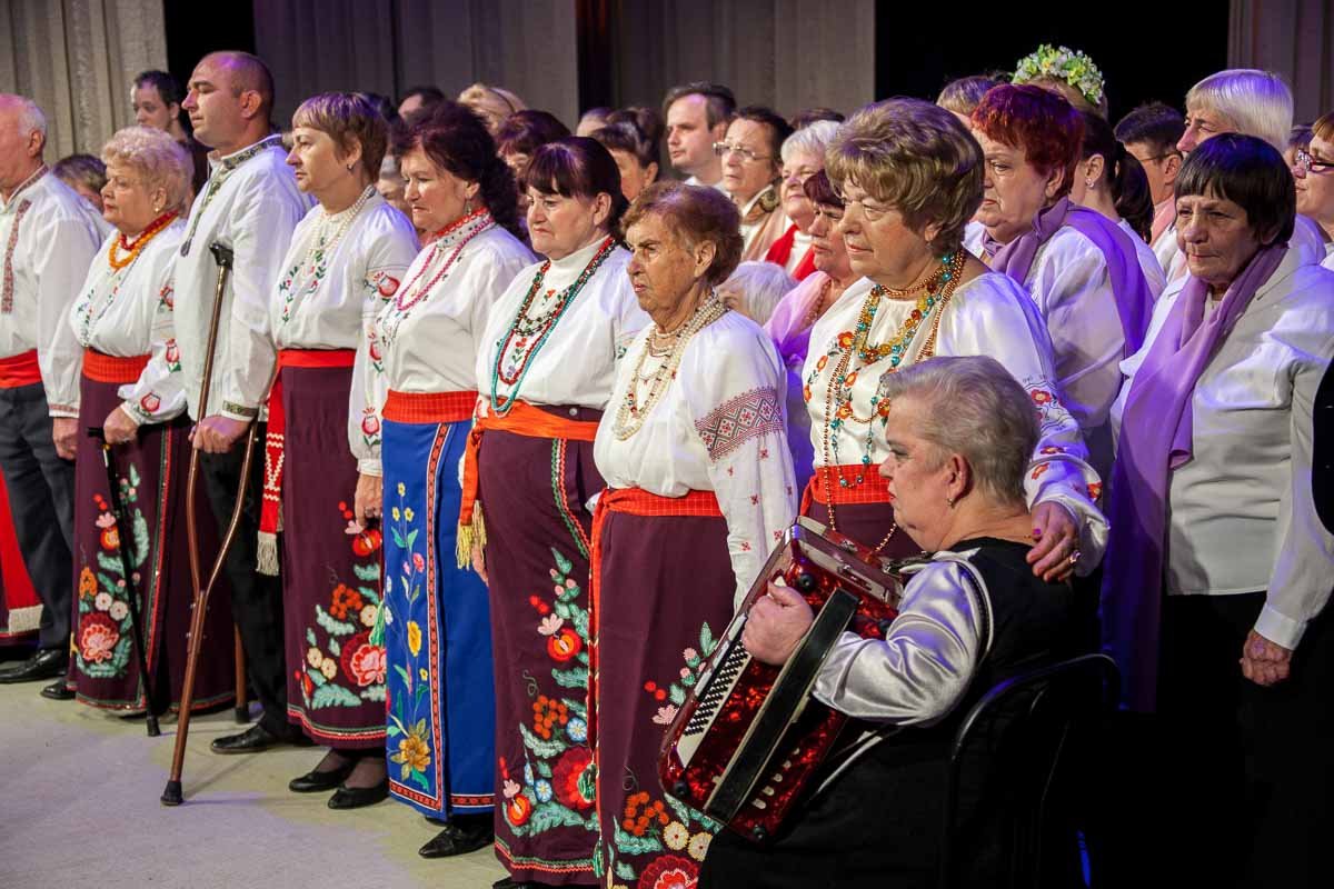Многие - в традиционной украинской одежде Это возможность жить дальше