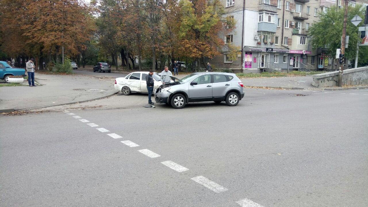 ДТП на Богдана Хмельницкого: столкнулись Nissan и Lada 5