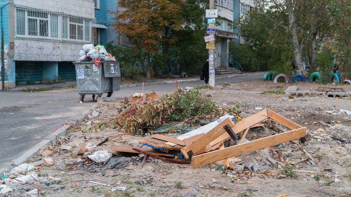 На жилмассиве Парус рядом со сквером образовалась зловонная свалка 3