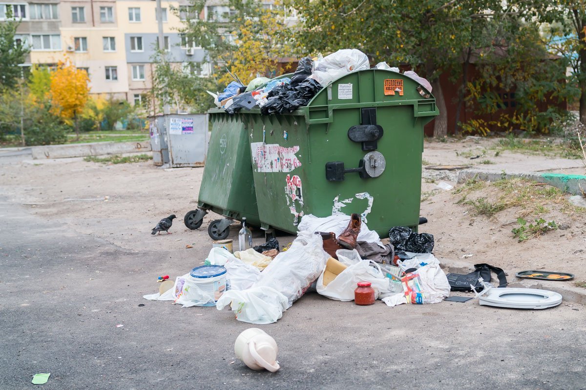 На жилмассиве Парус рядом со сквером образовалась зловонная свалка 4