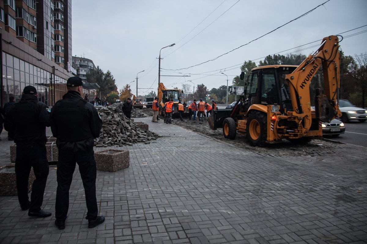 На Набережной Победы демонтировали незаконную парковку 5