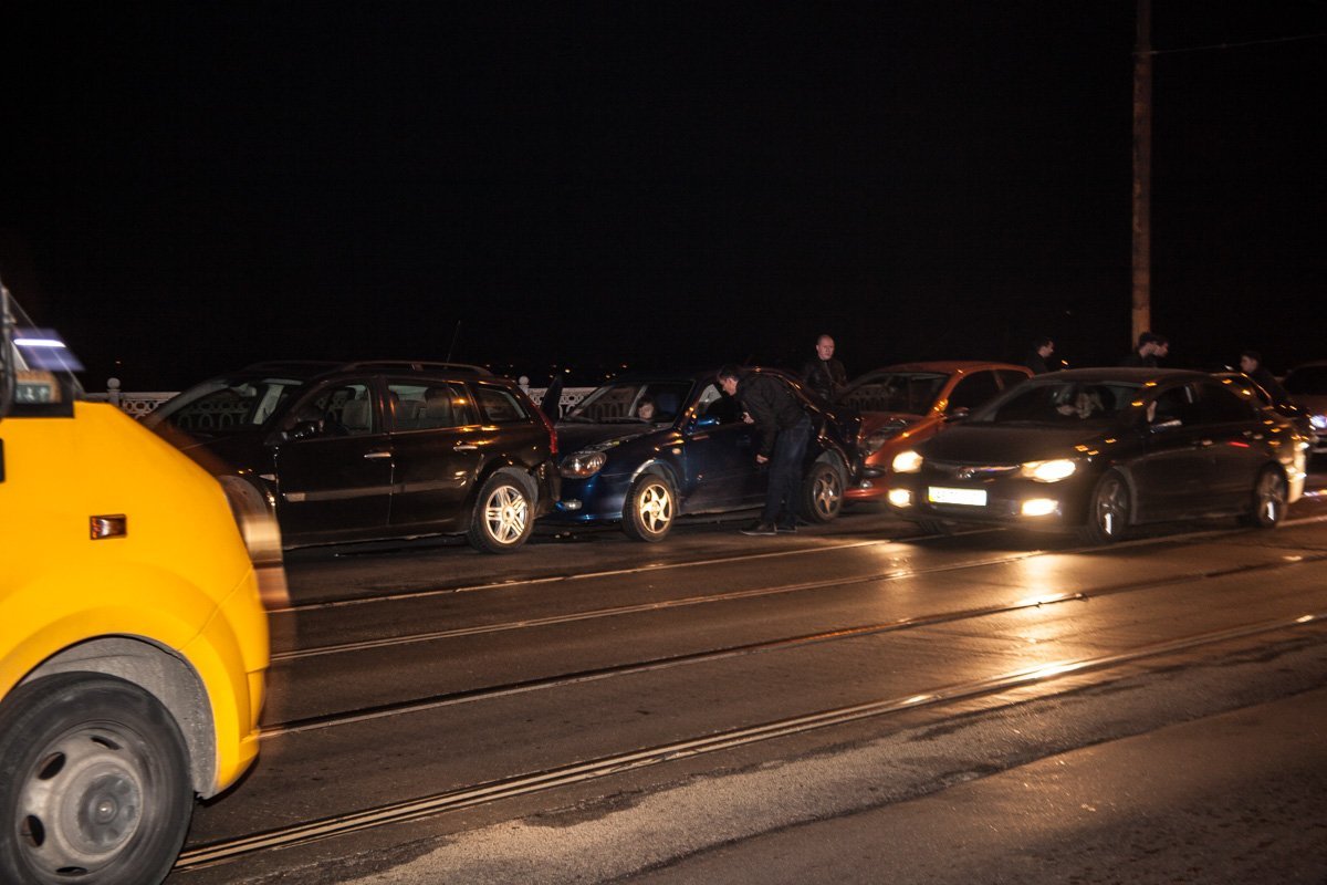 На Амурском мосту произошла авария с участием 5 машин 2