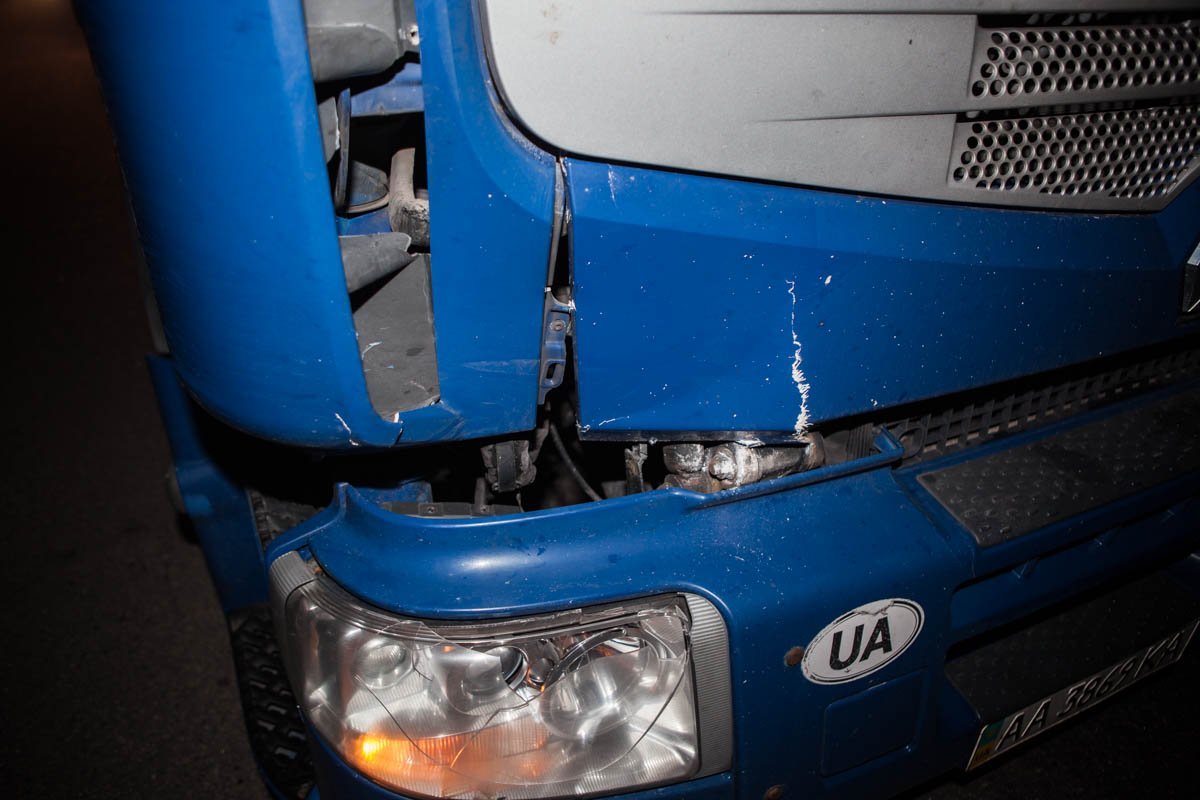 Повреждения автомобиля На Полтавском шоссе фура сбила мужчину 2