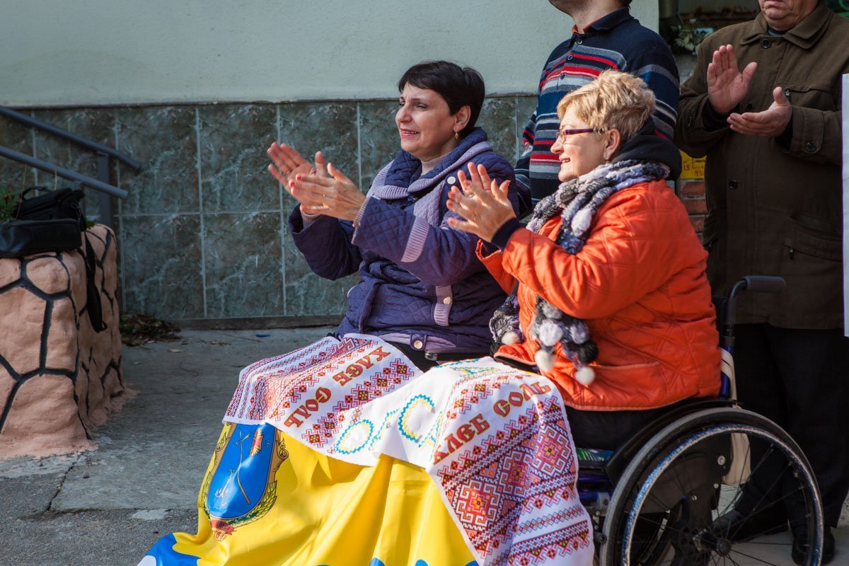 В центре Днепра люди с инвалидностью провели патриотичный флешмоб 3
