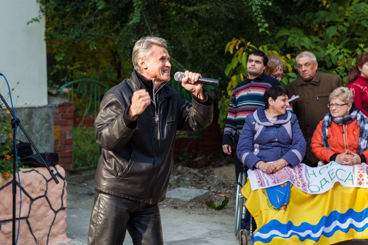 В центре Днепра люди с инвалидностью провели патриотичный флешмоб 8