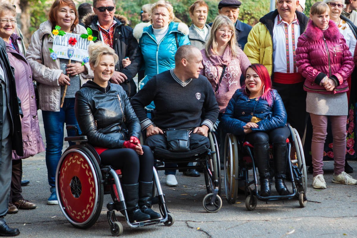 В центре Днепра люди с инвалидностью провели патриотичный флешмоб 12