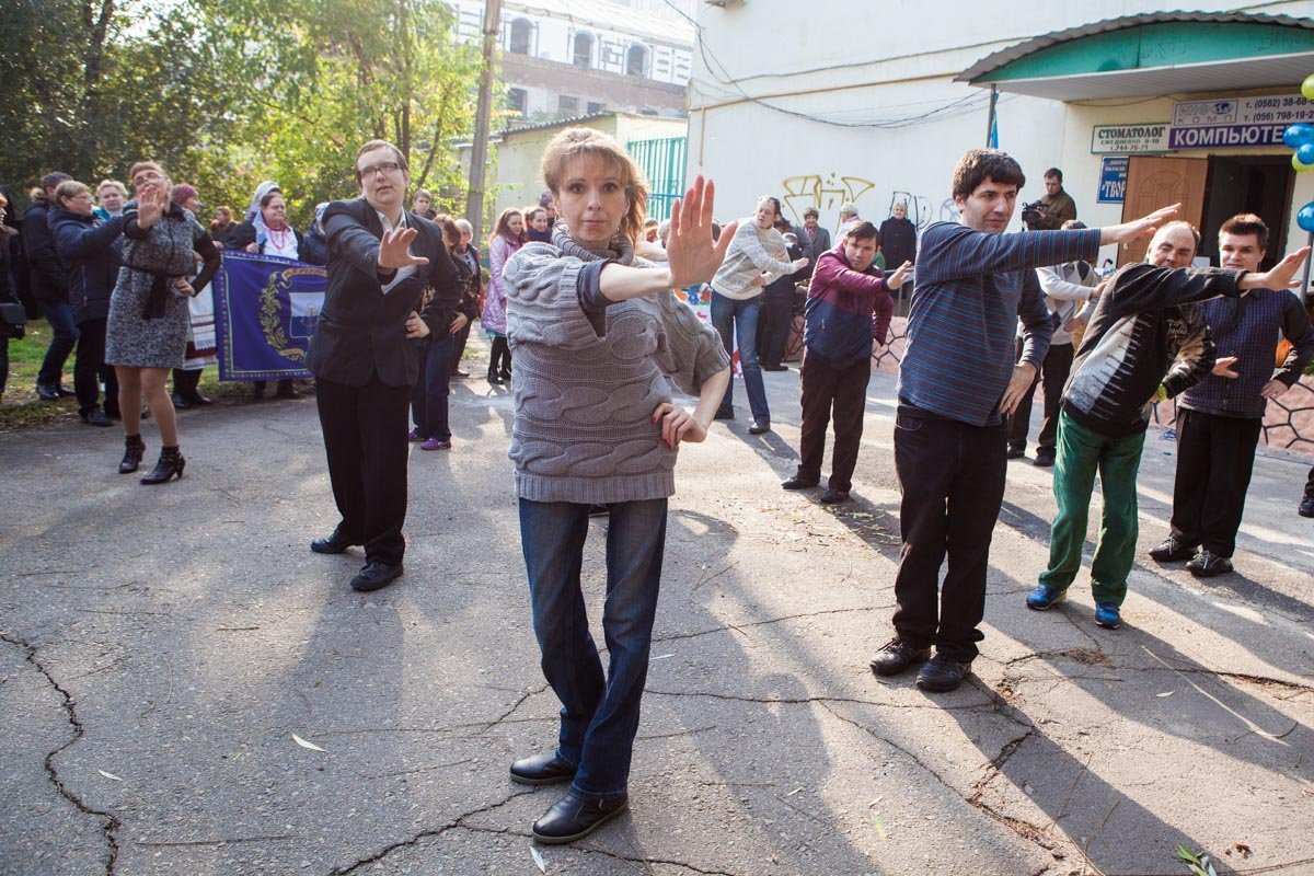 В центре Днепра люди с инвалидностью провели патриотичный флешмоб 13