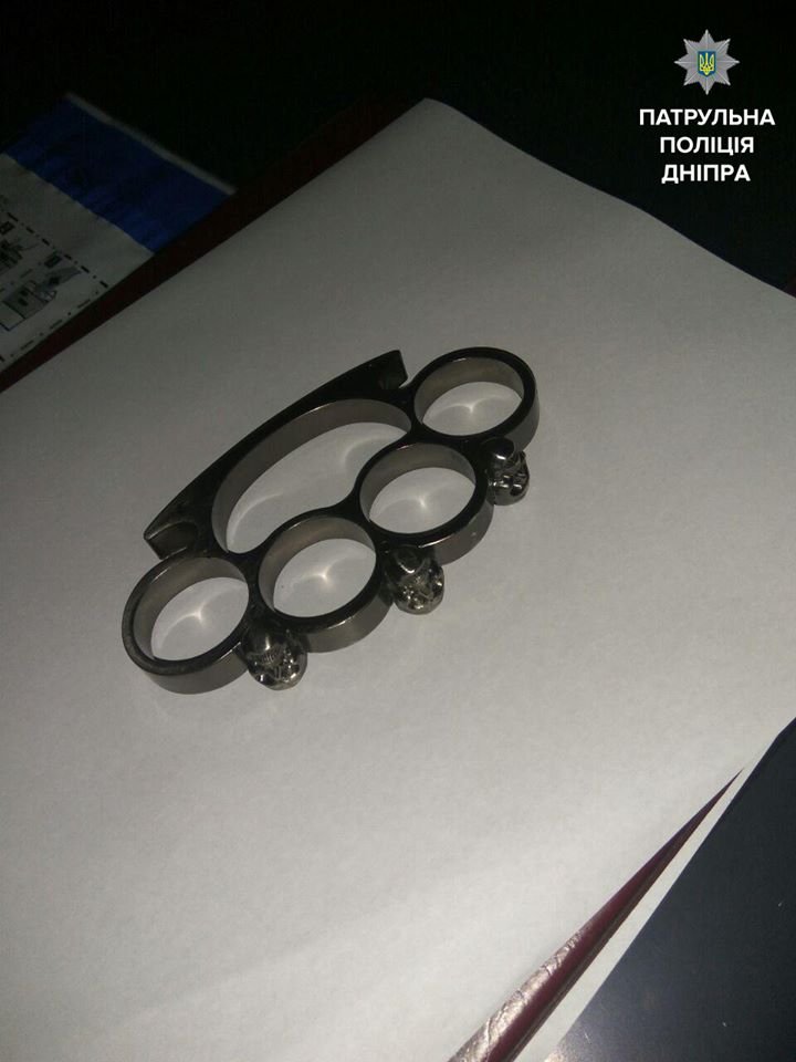 На Тополе задержали пьяную 21-летнюю девушку с кастетом 1