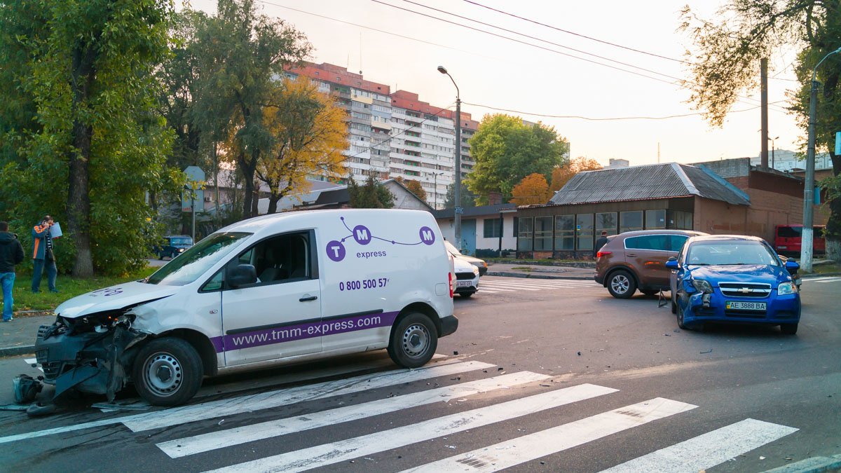 Участники ДТП В Днепре столкнулись Chevrolet и Volkswagen: образовалась пробка 2