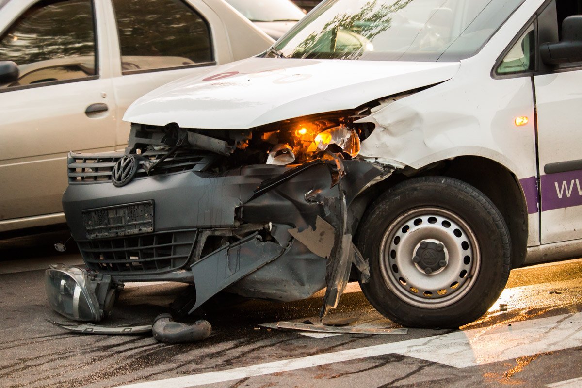 Ремонт будет серьезный В Днепре столкнулись Chevrolet и Volkswagen: образовалась пробка 3