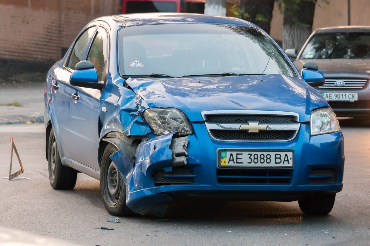 Aveo повезло больше В Днепре столкнулись Chevrolet и Volkswagen: образовалась пробка 4