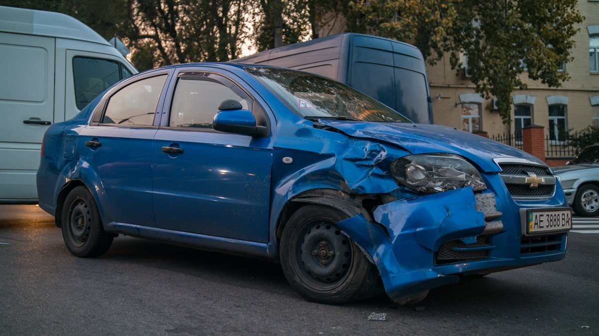 Фото: Денис Чубченко В Днепре столкнулись Chevrolet и Volkswagen: образовалась пробка 5
