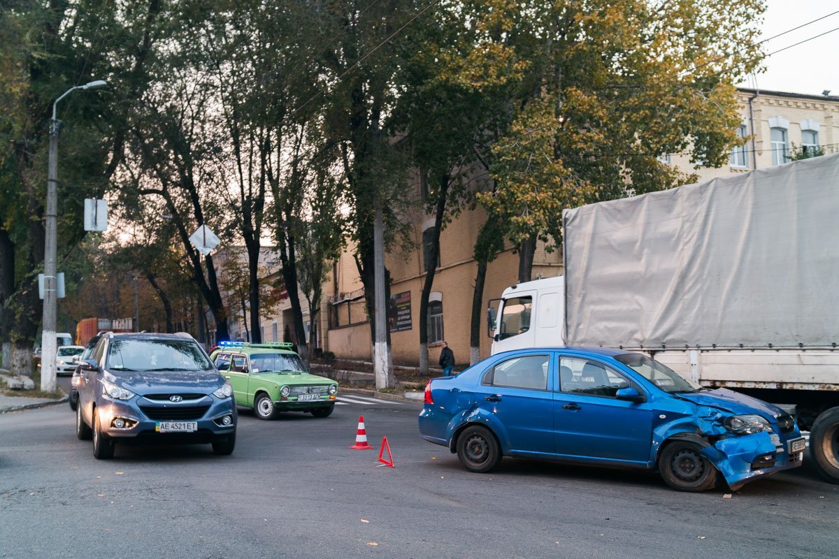 Спустя несколько минут началась пробка В Днепре столкнулись Chevrolet и Volkswagen: образовалась пробка 6