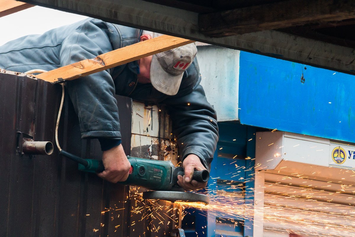 На ж/м Парус-2 демонтируют остановку общественного транспорта 1