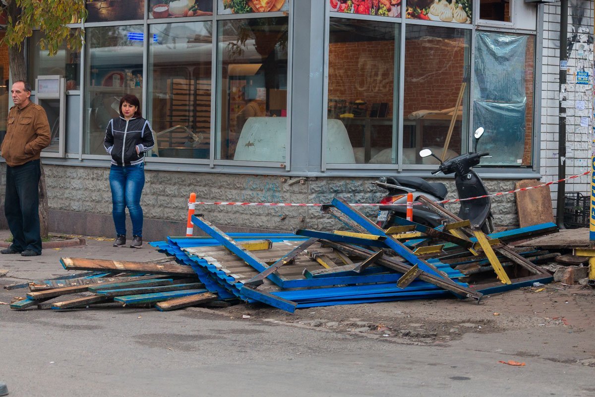 На ж/м Парус-2 демонтируют остановку общественного транспорта 2