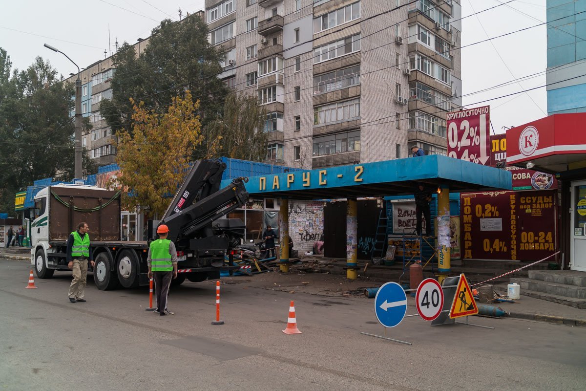 На ж/м Парус-2 демонтируют остановку общественного транспорта 3